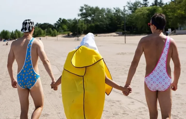 „Brokini”: Duo din London, Ont., face o sclipire cu costumul de baie „hilar” pentru bărbați