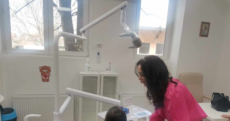 Primul cabinet stomatologic școlar deschis după 30 de ani, în Timiș. Medic: „Copiii români stau rău cu igiena orală”