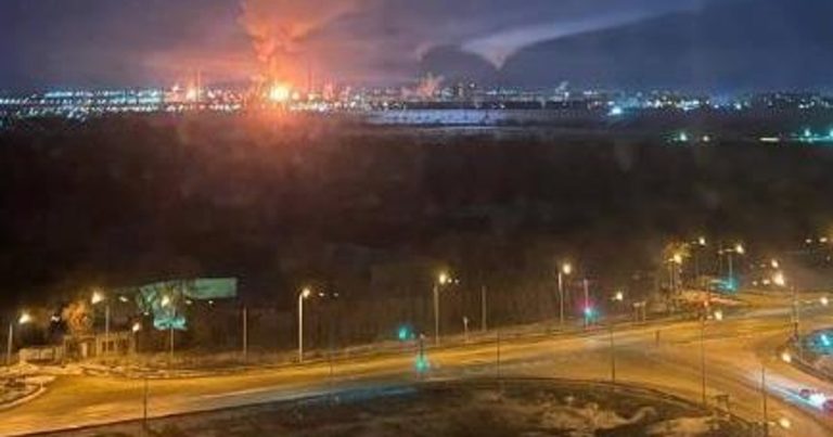 Rafinărie de petrol din Rusia, în flăcări după un atac cu drone