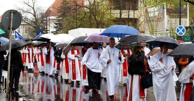 Catolicii sărbătoresc duminică Floriile. Procesiunea de pe străzile Capitalei aduce și restricții în trafic
