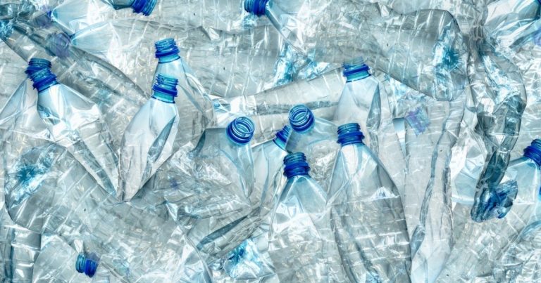 Restricții privind producția globală de plastic: acordul va viza o reducere cu 40% în următorii 15 ani