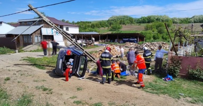 Accident grav în Suceava. O maşină a derapat şi a lovit un stâlp de beton, pe care l-a rupt. Cinci persoane au fost rănite