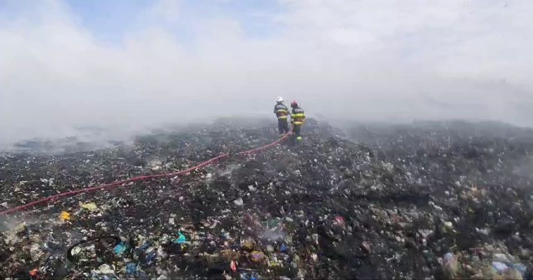 Miros de cauciuc ars în Galați, din cauza gropii de gunoi care mocnește de o zi. Ce spun autoritățile de Mediu VIDEO