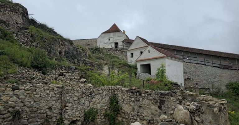 Cetatea Râșnov, preluată din nou de primărie. De când nu mai făcuse nimic firma care o reabilita