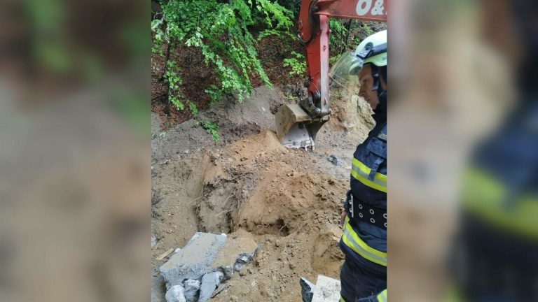 Un bărbat din Vâlcea a murit după ce a fost prins sub un mal de pământ, în timp ce lucra la reconstrucţia unui drum forestier
